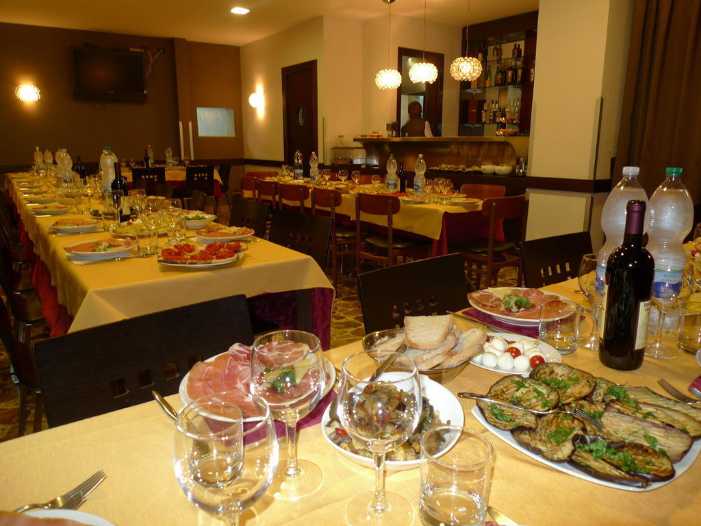 Hotel De Meis Capistrello Екстер'єр фото