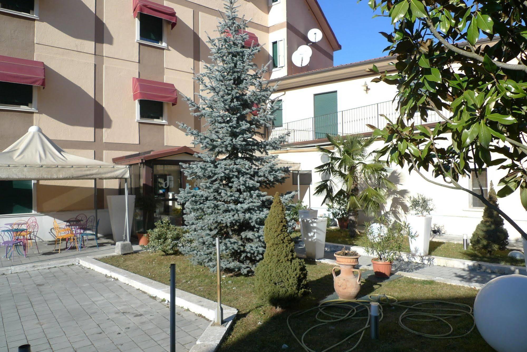 Hotel De Meis Capistrello Екстер'єр фото