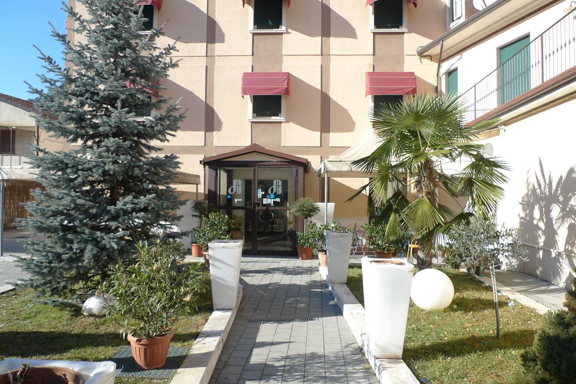 Hotel De Meis Capistrello Екстер'єр фото